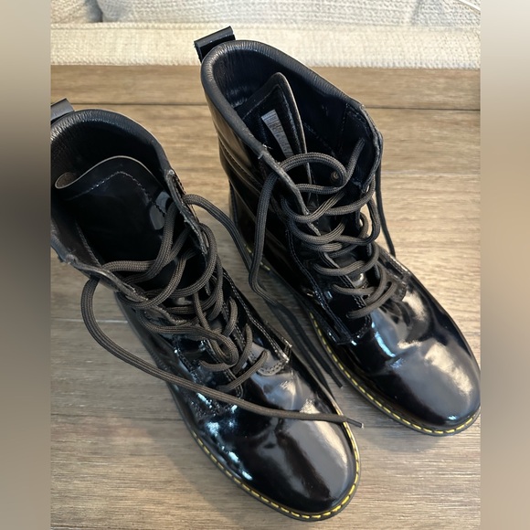 Woman’s Black Patent Leather Laced Boots - Size 40 - Picture 2 of 15